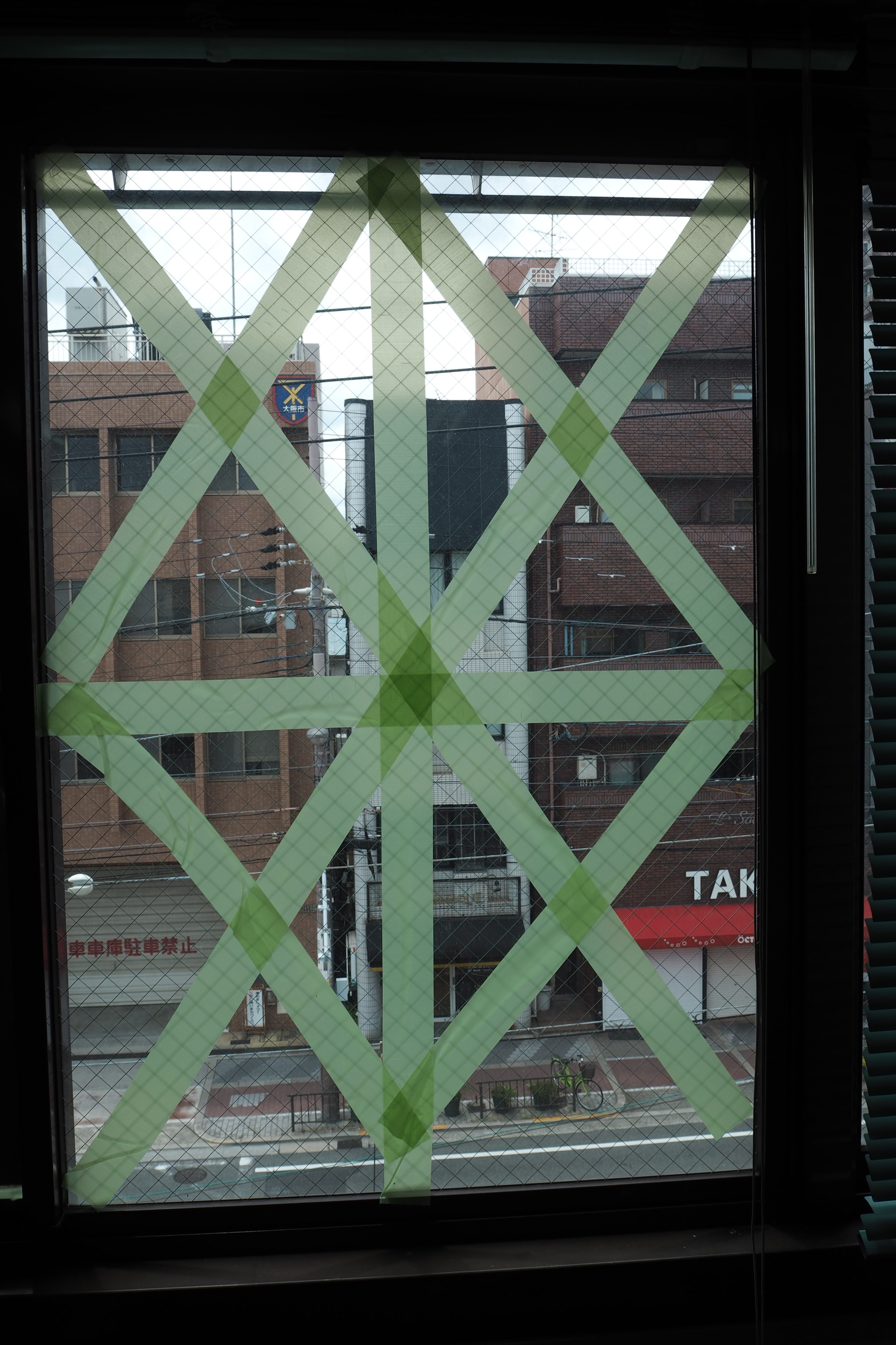 貼り の テープ ガラス 方 養生 窓 窓ガラスに養生テープは内側？外側？貼り方や代用品などまとめ！