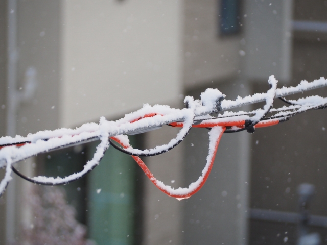 電線の積雪による停電イメージ【冬の防災対策】| ピースアップの防災グッズブログ 