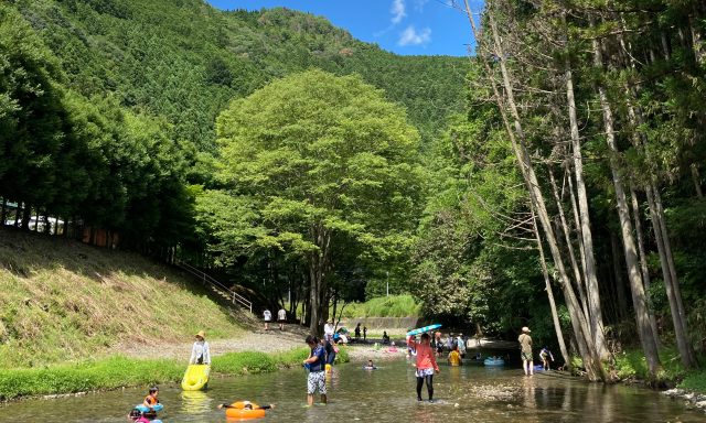 家族で川遊びを楽しんでいる