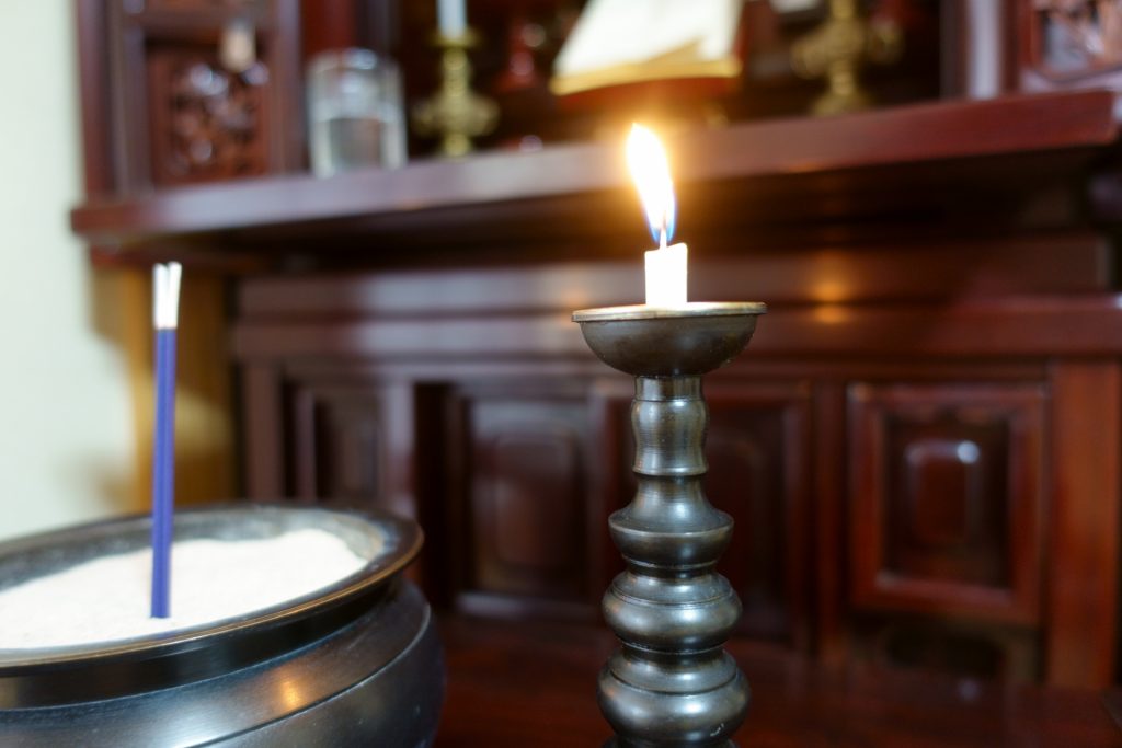 火のついた仏壇の蝋燭