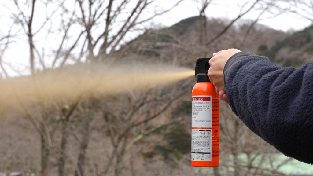 スプレーを噴射する様子